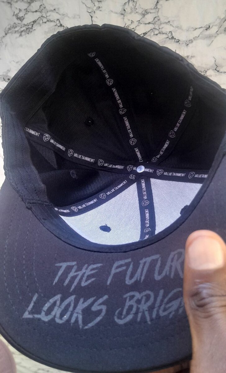 Casquette noire moderne