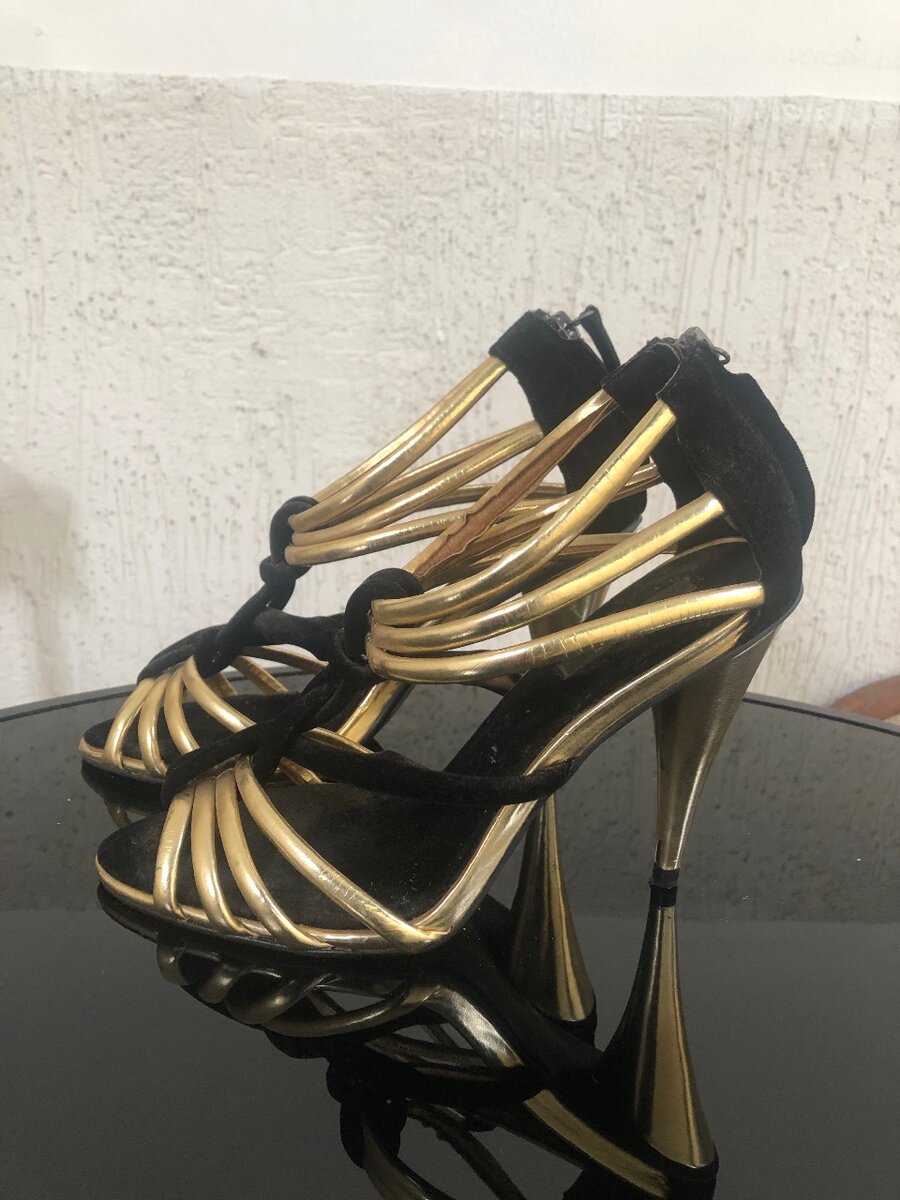 Sandales à talons dorées