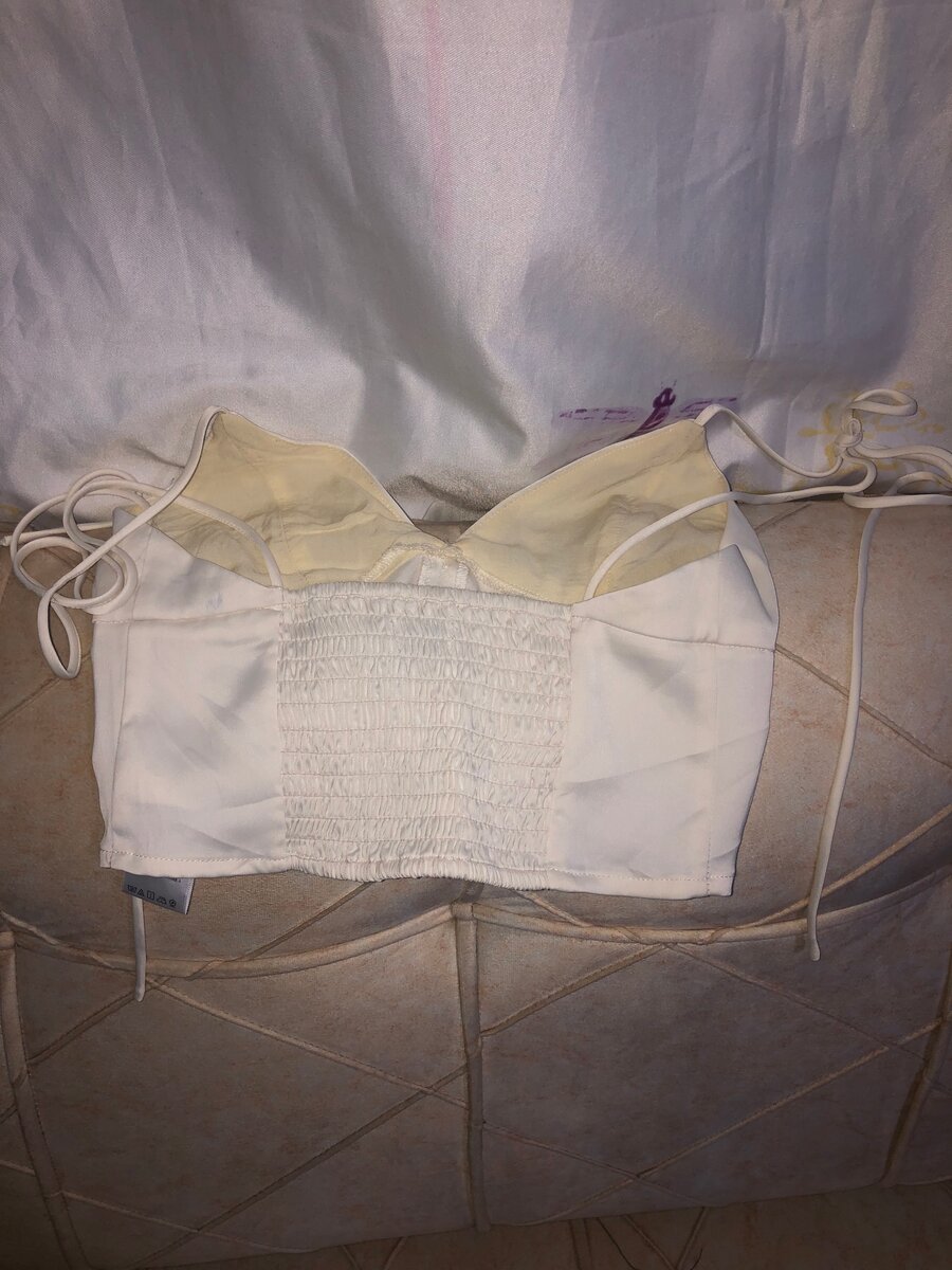 Top crop blanc avec boutons