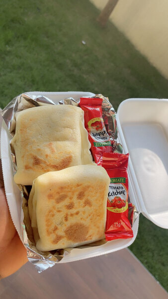 Crêpe au jambon avec ketchup