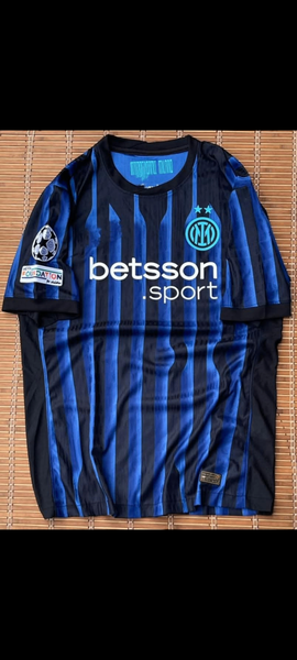 Maillot de football rayé noir et bleu