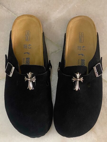 Sabots noir en daim décorés