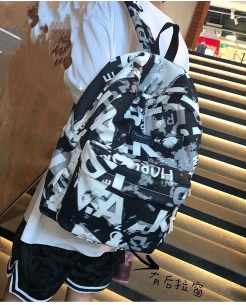 Sac à dos imprimé en noir et blanc