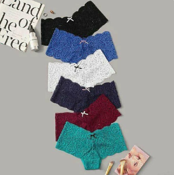 Culottes en dentelle colorées