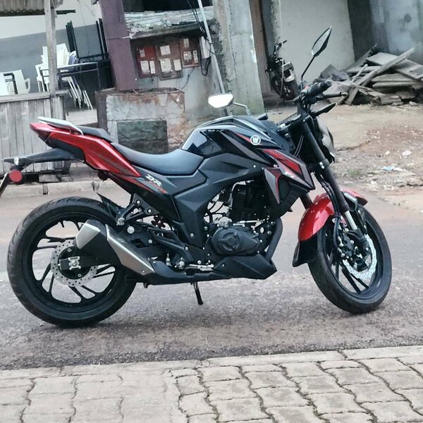 Moto sportive puissante 200cc