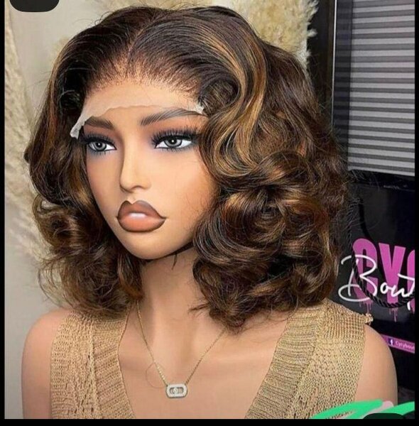 Perruque ondulée brune