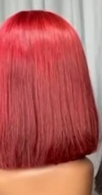 Perruque en dentelle rouge