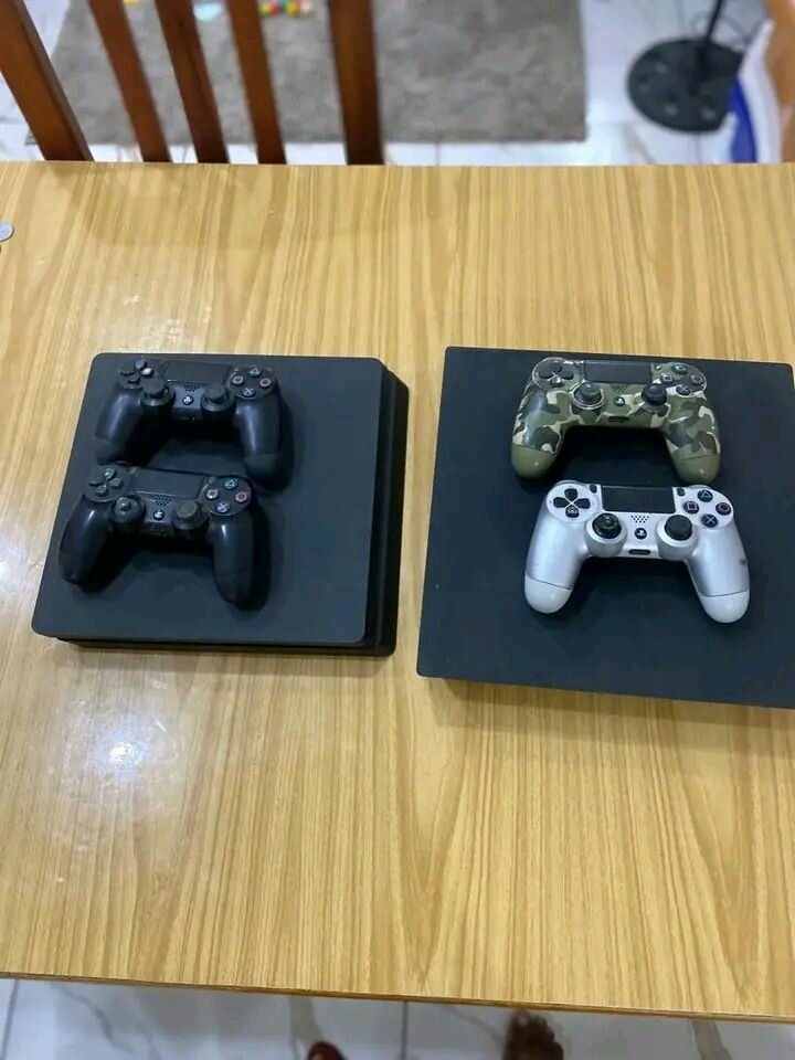 Console PS4 avec manettes