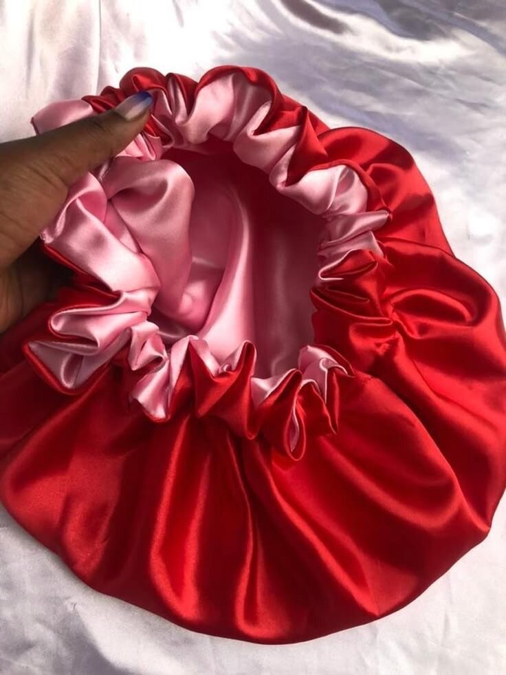 Bonnets en satin réversibles