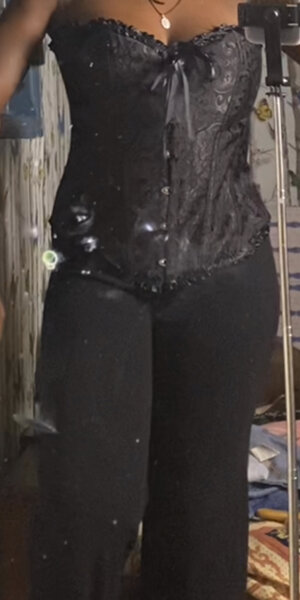 Corset noir brodé élégant