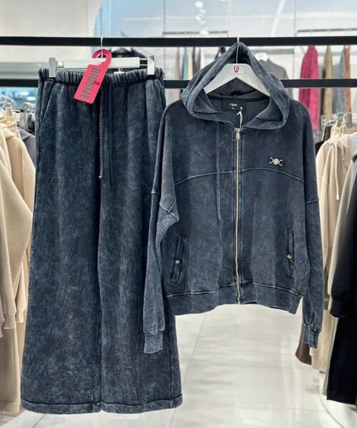 Женский костюм в стиле спортшик.