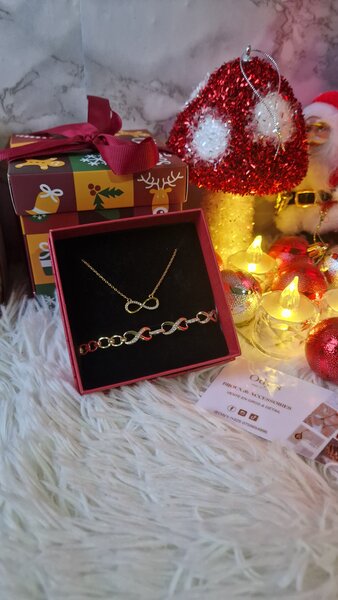 Collier et boucles d'oreilles élégantes