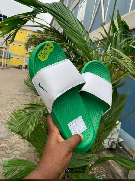 Claquettes vertes confortables