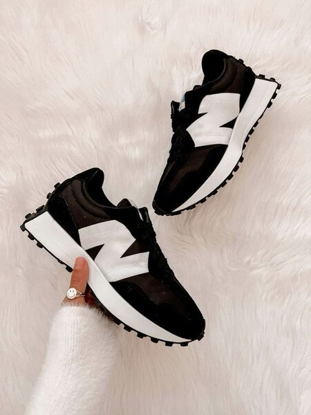 Baskets noires et blanches tendance