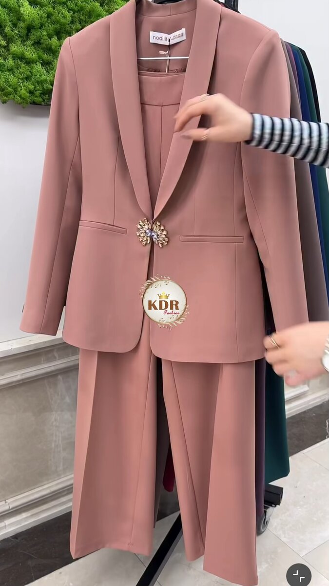 Costume femme élégant rose