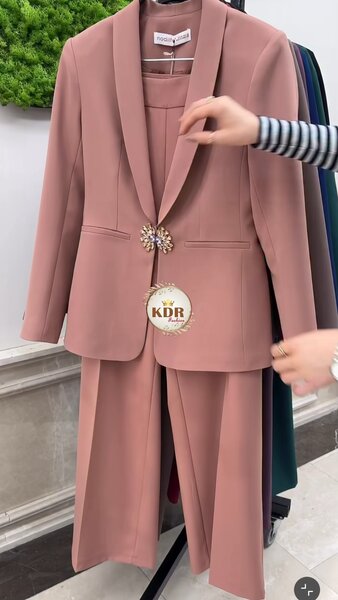 Costume femme élégant rose