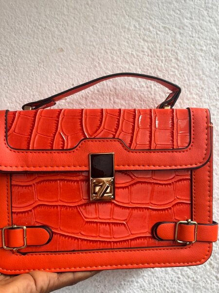 Sac à main effet croco