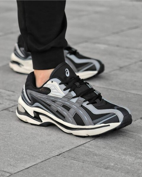 Baskets Noires et Grises Asics