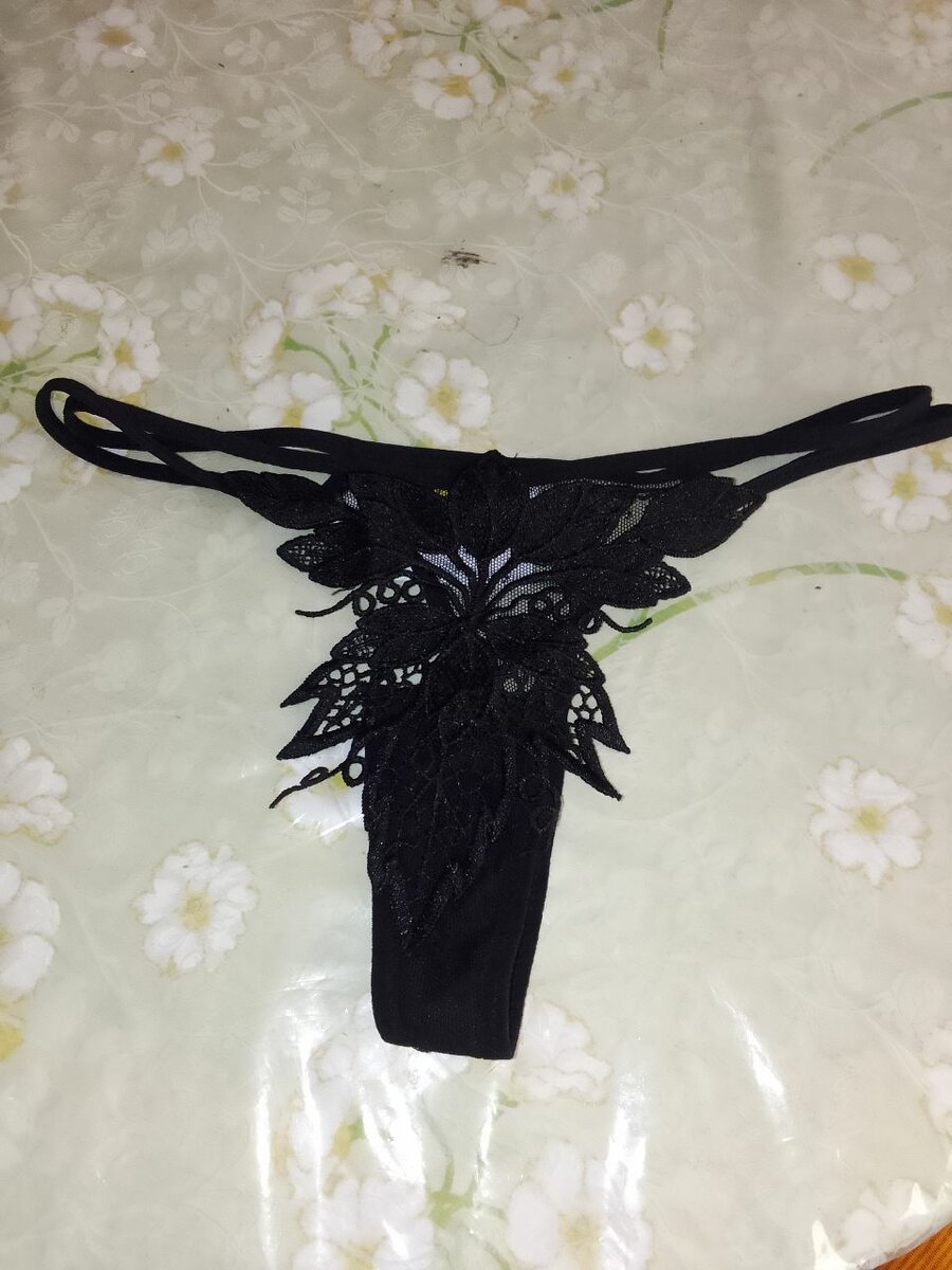 String sexy en dentelle noire