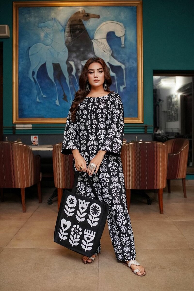 New Stylish  2pc suit with bag