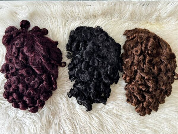 Perruques bouclées élégantes