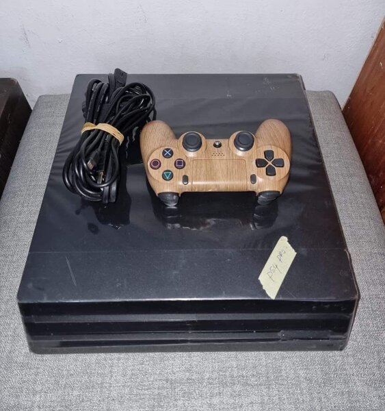 Console de jeux PS4 avec manette