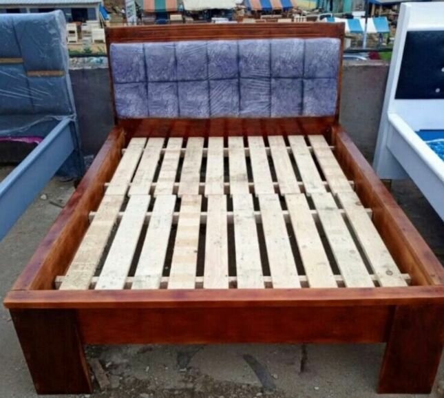 Lit en bois avec tête de lit capitonnée