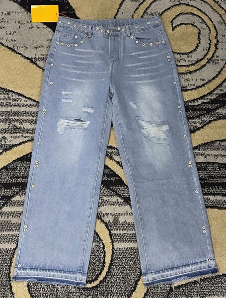 Jeans en denim déchiré avec œillets