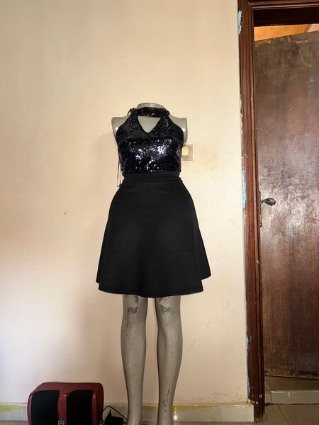 Robe Noire à Paillettes Élégante