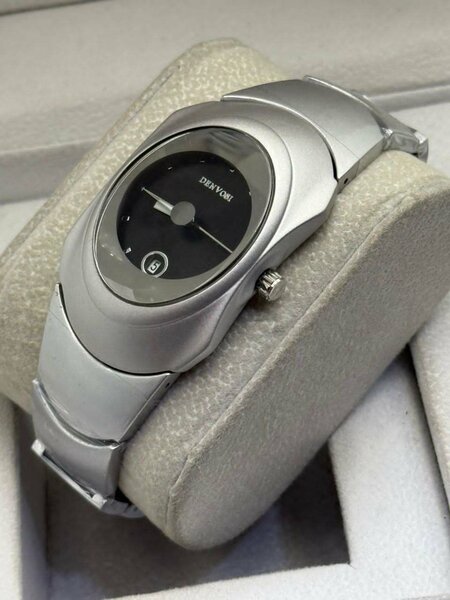 Montre en acier inoxydable moderne