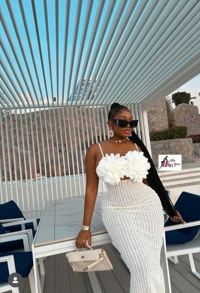 Robe blanche élégante avec fleurs