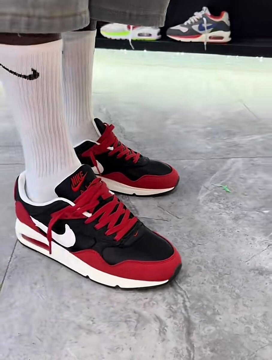 Baskets sport rouges et noires