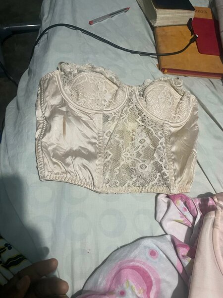 Bustier en dentelle beige élégante
