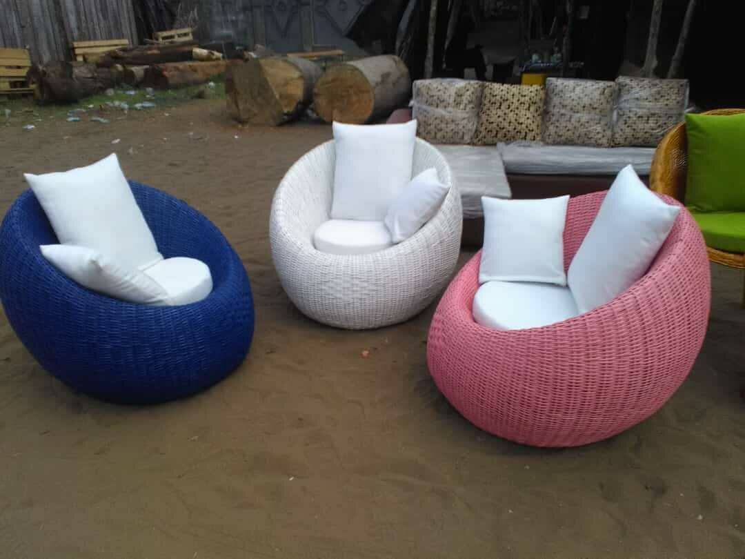 Chaises en rotin colorées