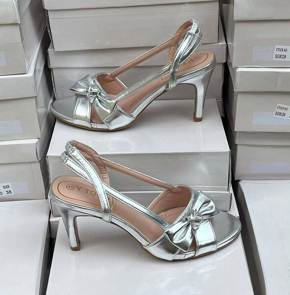 Sandales à talons métalliques