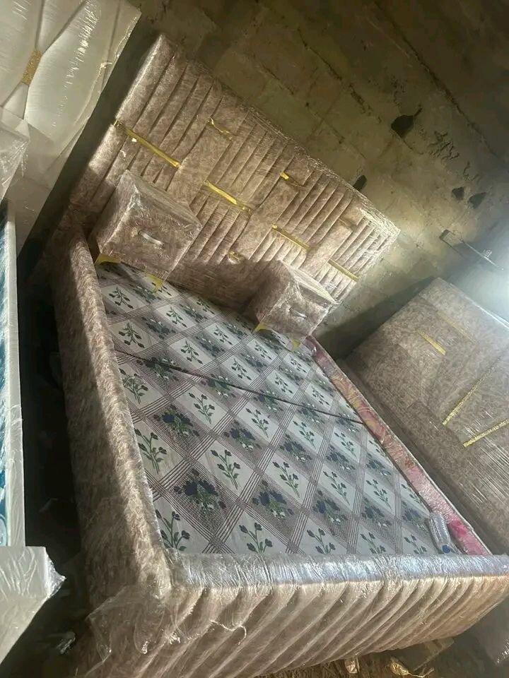 Lit double rembourré élégant