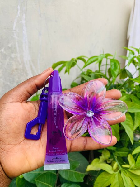 Brillant à lèvre et pince