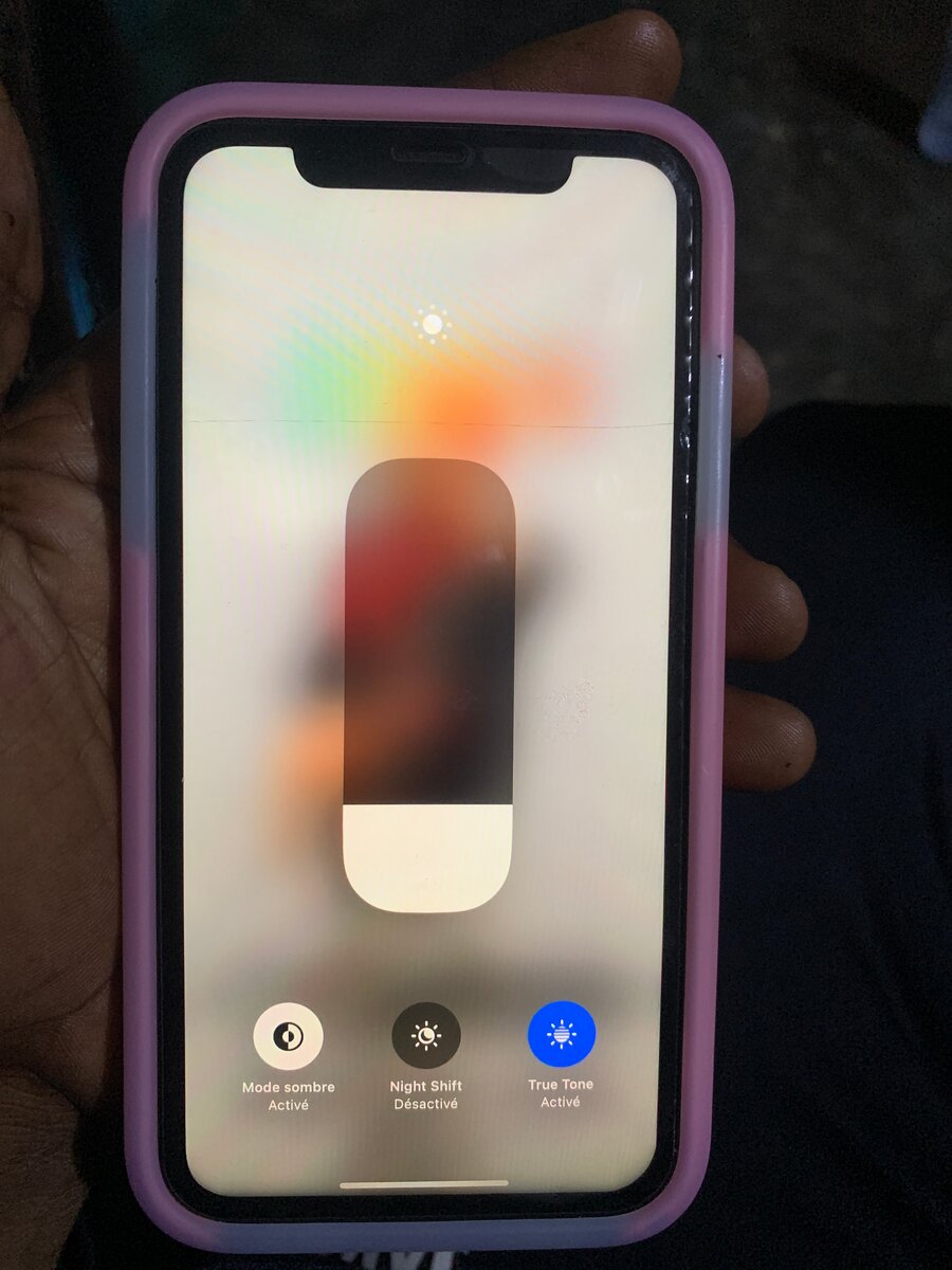 iPhone blanc avec coque