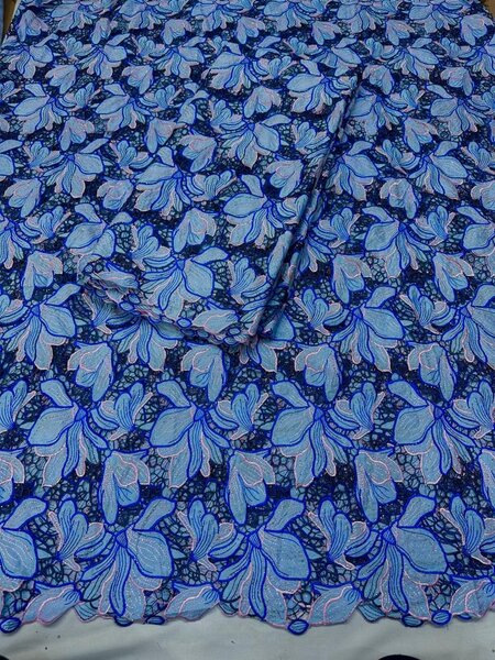 Tissu dentelle brodé floral