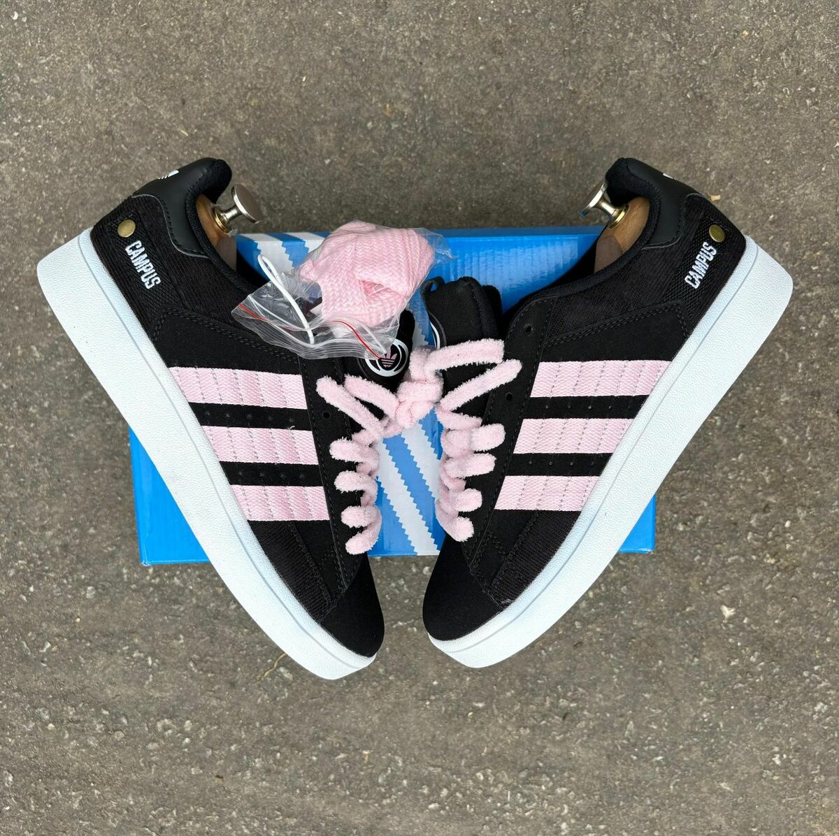 Baskets noires et roses Adidas