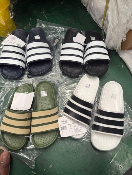 Claquettes de piscine rayées