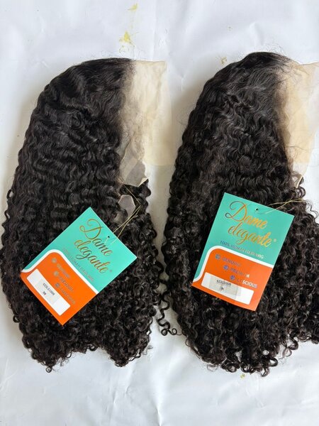 Perruque en dentelle bouclée