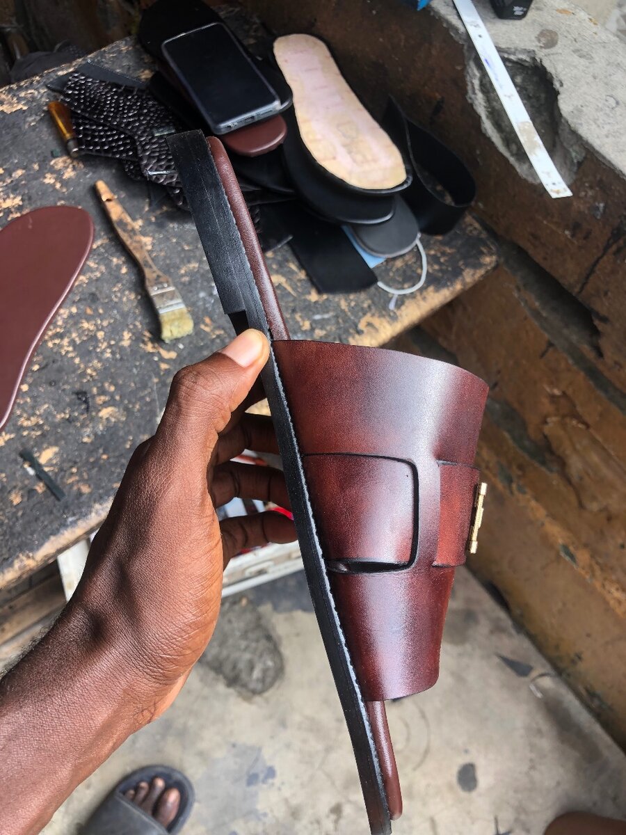 Sandales en cuir pour hommes.