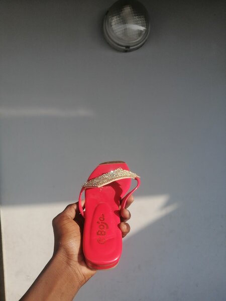 Sandales à talons roses brillantes