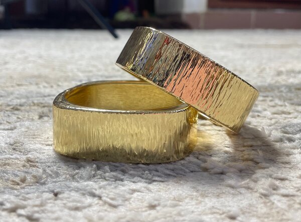 Bracelets en métal texturé