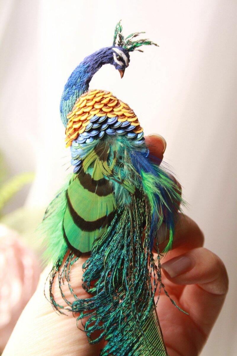 Брошь павлин.