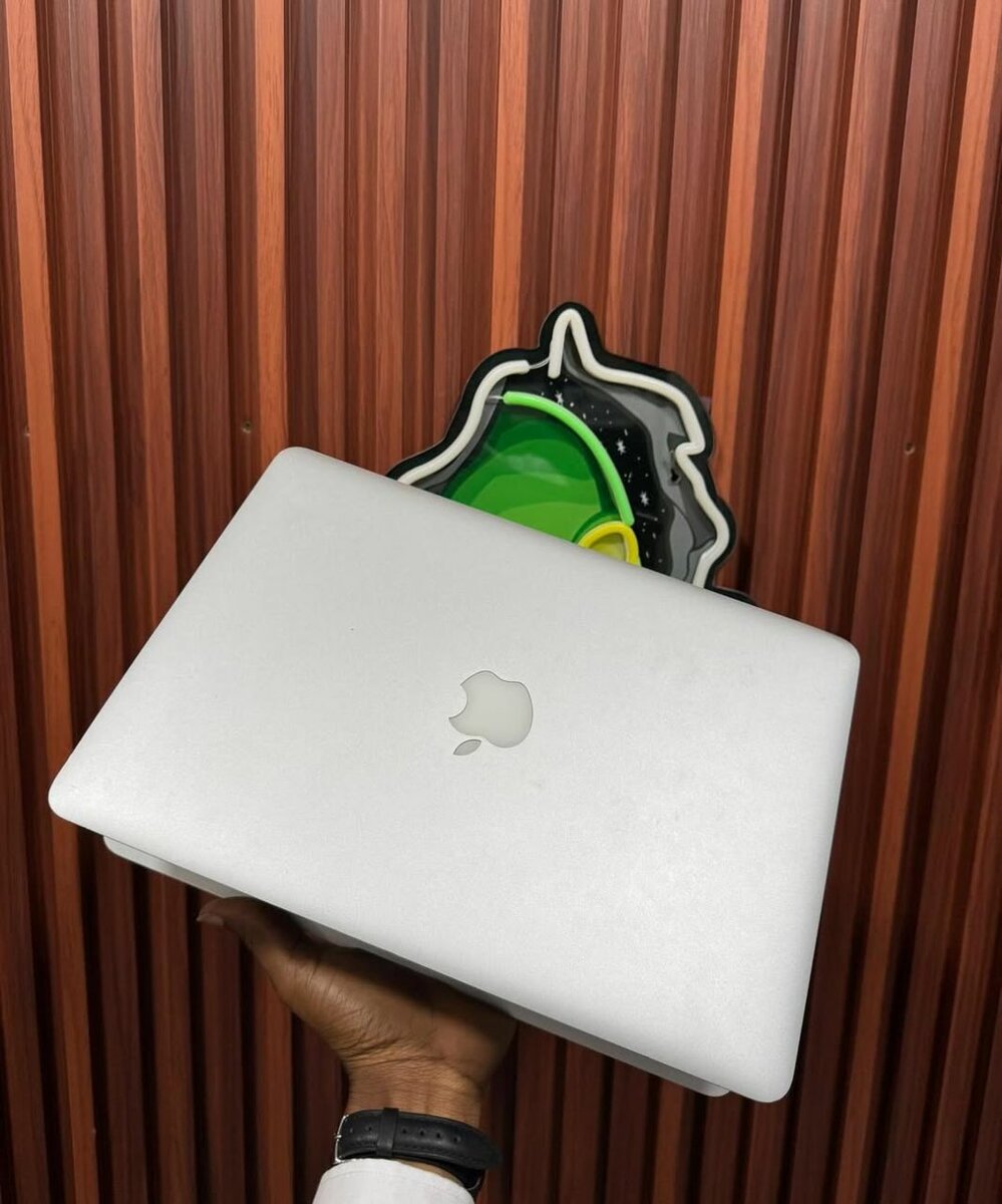 MACBOOK AIR INTEL CORE i5