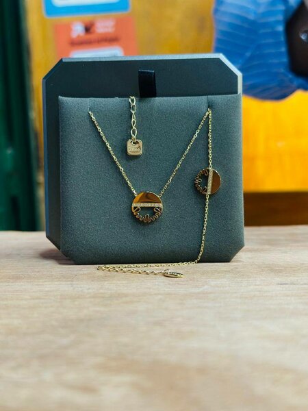 Ensemble or plaqué racine