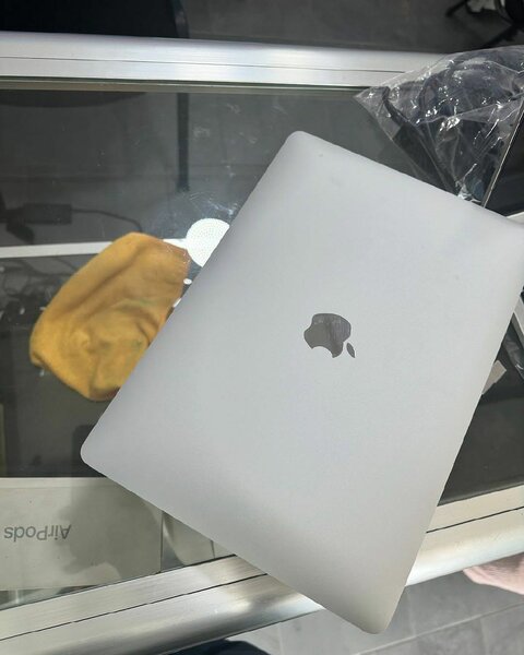 MACBOOK AIR