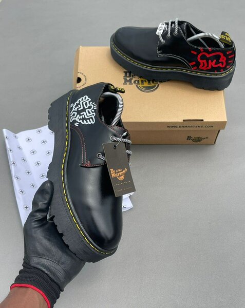 Chaussures noires brodées modernes